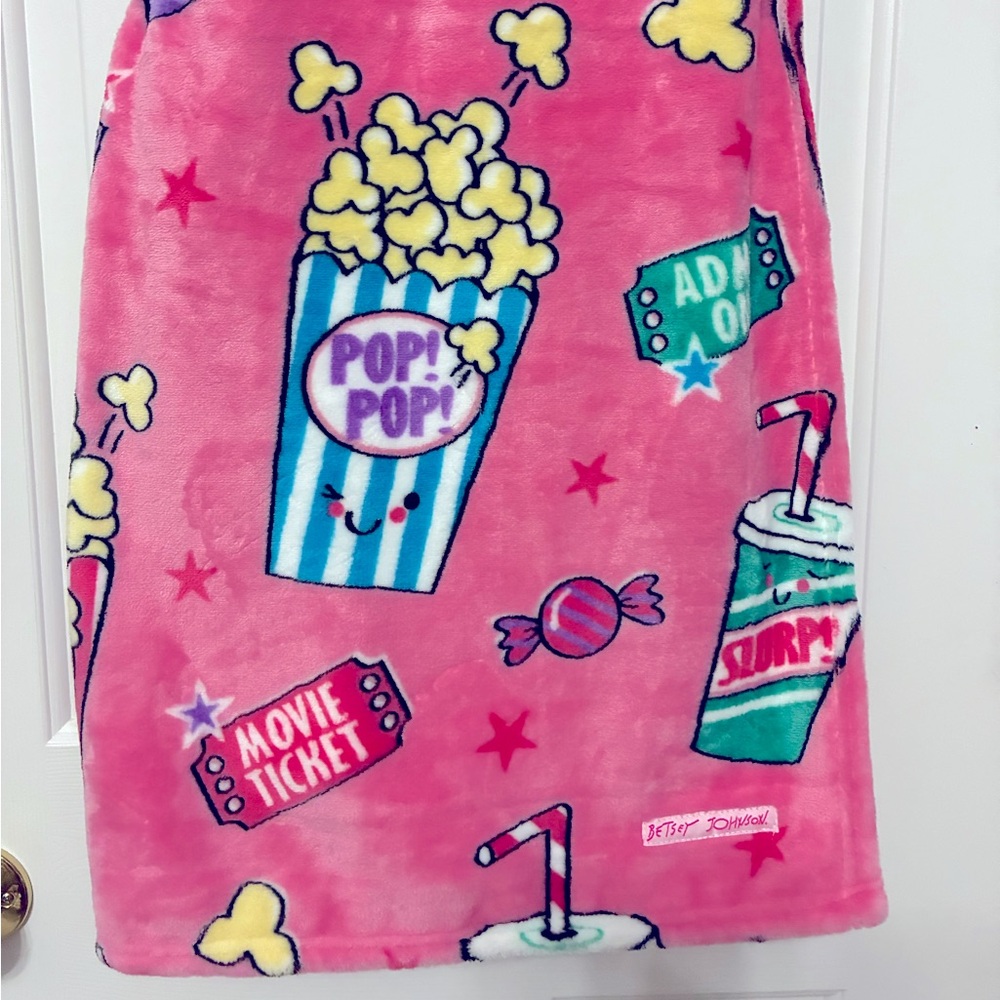 Snack time throw blanket